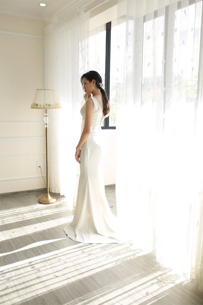 Trong bộ ảnh này, người đẹp xứ Thanh mặc bộ váy trắng, tay cầm hoa cô dâu, chụp chung cùng một nam thanh niên.