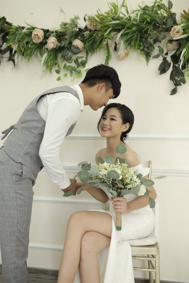 Trong buổi họp báo sáng 21/11, sau hôm đăng quang, Hoa hậu Đỗ Thị Hà chia sẻ, ngoài giờ lên lớp, cô làm nghề mẫu ảnh để có thêm thu nhập.