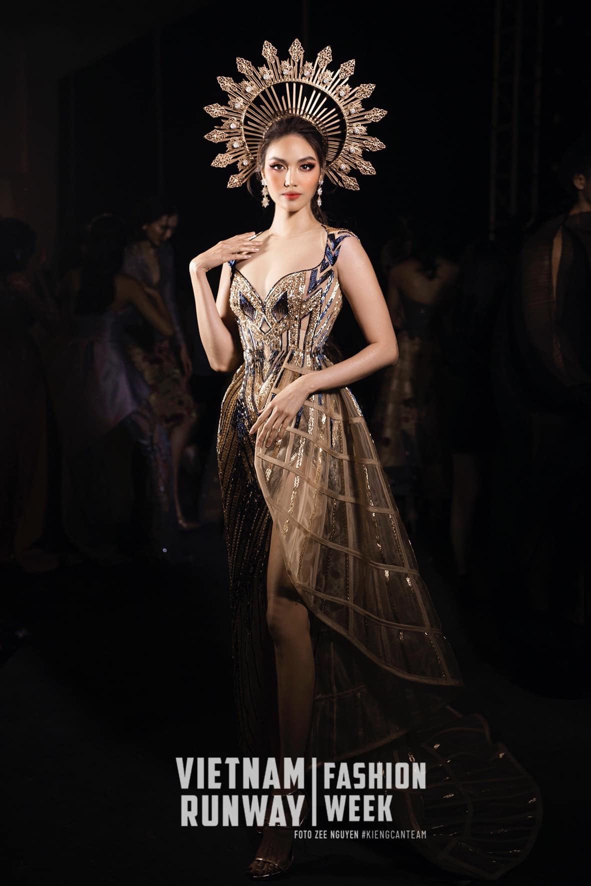 Người đẹp chăm chỉ khoe vóc dáng thon gọn, đôi chân dài thuộc hàng "cực phẩm" sau một năm sinh con. Ảnh: Zee Nguyen - team Kiếng Cận.