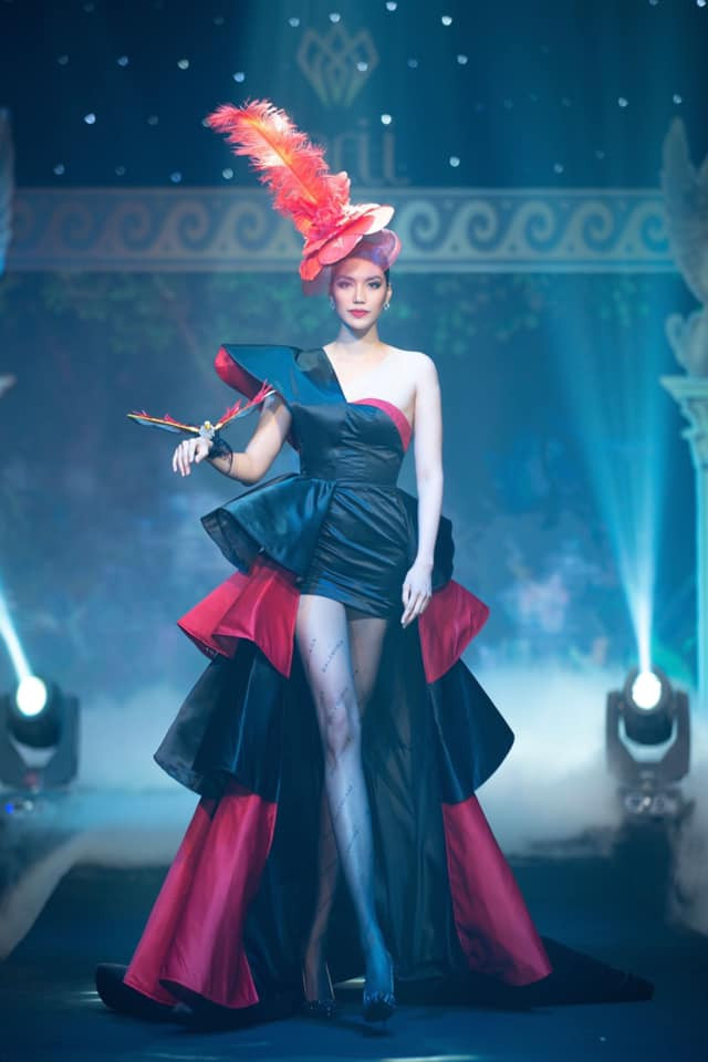 Đăng tải bức ảnh trong đêm diễn thời trang hồi đầu tháng 11, Hoa khôi Áo dài Việt Nam 2014 bày tỏ sự hài lòng khi về được mốc cân nặng 54kg và không có ý định giảm cân nữa.