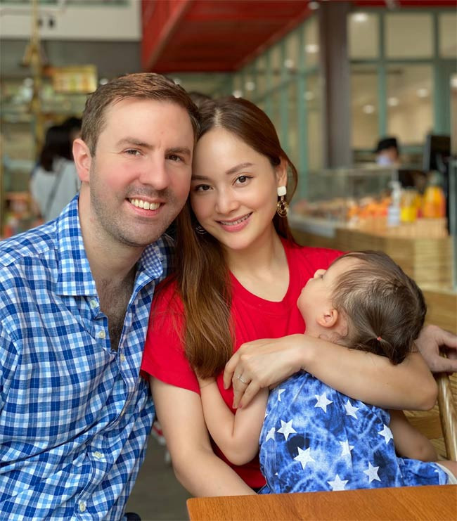 Chính vì thế mà Lan Phương tỏ ra rất mãn nguyện với hạnh phúc mà cô đang có với chồng, con gái.