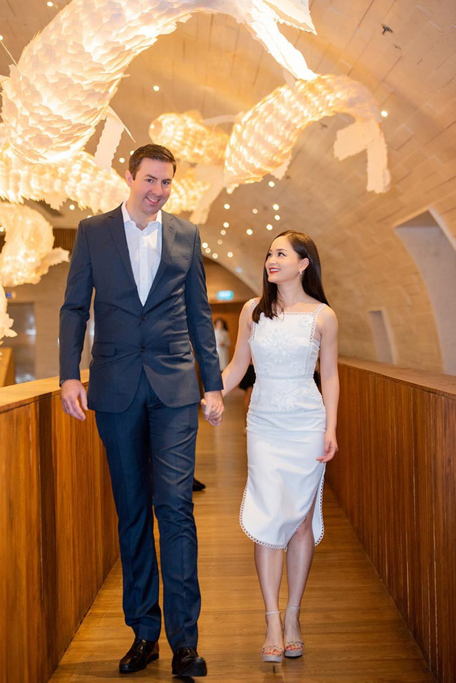 Lan Phương và David Duffy gặp nhau khi cô ra Hà Nội đóng phim. Ngay từ lần đầu gặp gỡ, nữ diễn viên sinh năm 1983 bị ấn tượng bởi chiều cao 2m của David. Còn anh chàng người Anh lại thích thú khi được trò chuyện với một cô gái hoạt ngôn, xinh đẹp.