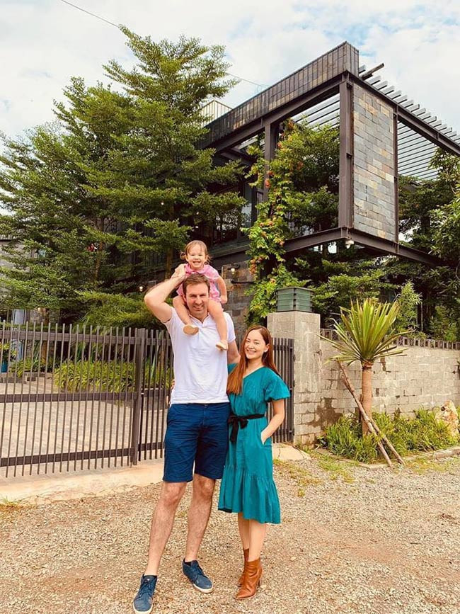 Hiện tại gia đình nhỏ của Lan Phương vẫn ở trong một căn nhà thuê theo chế độ công tác nước ngoài của ông xã. Theo tâm sự của Lan Phương, vợ chồng cô chưa đủ tiền để mua nhà riêng.