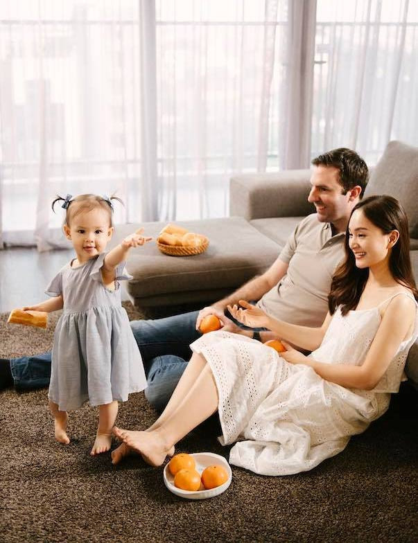 "Anh là người dễ thương, sống tình cảm, rất quan tâm người yêu. Cảm động nhất là khi tôi và anh lái xe từ London về nhà. Đến nơi, dù trời tối và lạnh nhưng bố mẹ anh đã đứng sẵn trước cổng nhà chào đón. Họ ôm ấp tôi mãi vì vẫn chưa tin gặp được tôi bằng xương bằng thịt ở ngoài vì trước đây toàn trò chuyện qua điện thoại", Lan Phương kể về thời gian cô và chồng con về quê chồng chơi năm 2019.