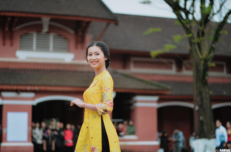 Tại cuộc thi Hoa khôi Đại học Huế 2020, Ý Nhi gây ấn tượng với vẻ đẹp dịu dàng cùng phần thi tài năng tái hiện nghệ thuật pha trà cung đình Huế đặc sắc và câu trả lời ứng xử thông minh.