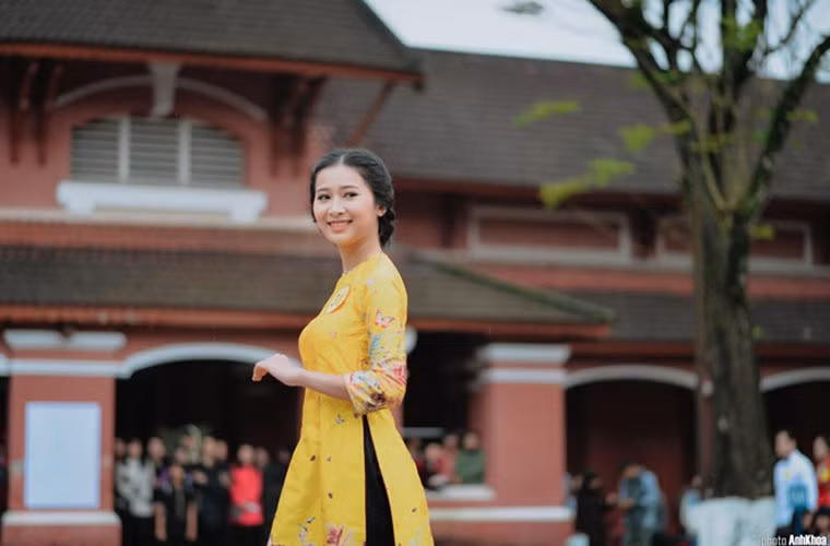 Tại cuộc thi Hoa khôi Đại học Huế 2020, Ý Nhi gây ấn tượng với vẻ đẹp dịu dàng cùng phần thi tài năng tái hiện nghệ thuật pha trà cung đình Huế đặc sắc và câu trả lời ứng xử thông minh.