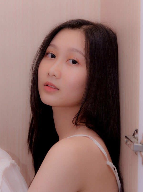 Người đẹp Võ Lê Quế Anh cũng nhận được vé đặc cách trong cuộc thi Hoa hậu Việt Nam 2020 nhờ danh hiệu Á khôi 2 Đại học Huế 2020.