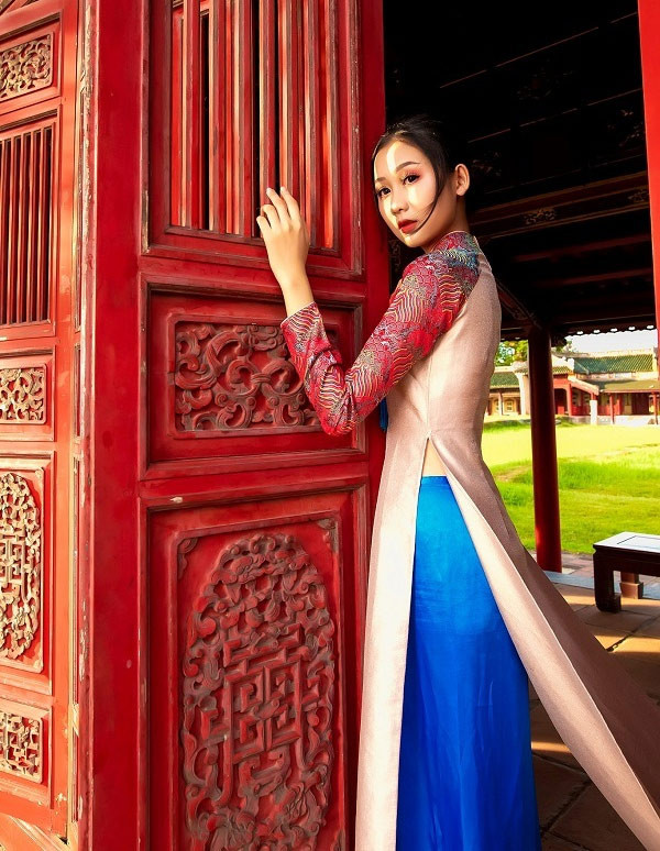 Quế Anh quê ở Quảng Nam, đang học chuyên ngành Ngôn ngữ và văn hóa Hàn Quốc, Đại học Ngoại ngữ - Đại học Huế.