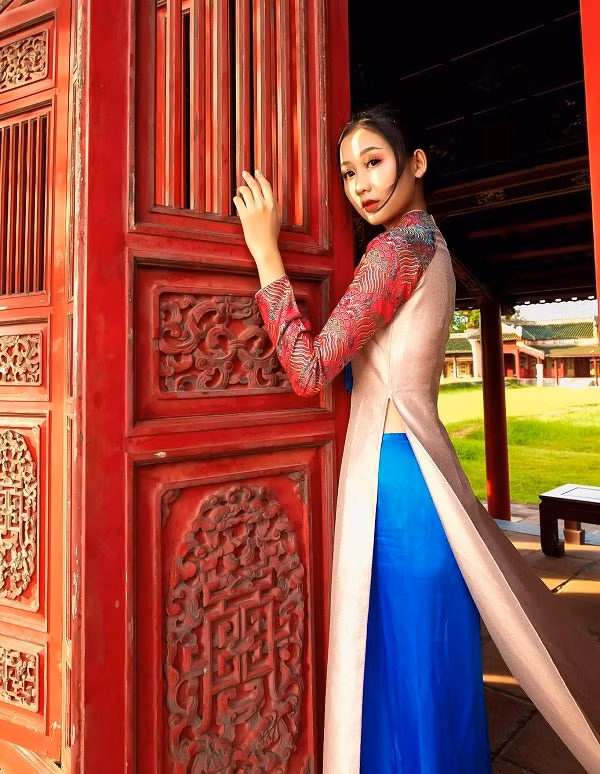 Quế Anh quê ở Quảng Nam, đang học chuyên ngành Ngôn ngữ và văn hóa Hàn Quốc, Đại học Ngoại ngữ - Đại học Huế.