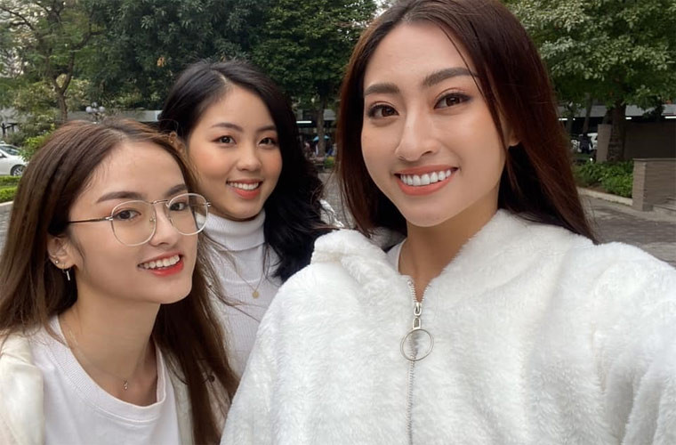 Hà My (trái) chụp ảnh cùng với Hoa hậu Lương Thùy Linh.