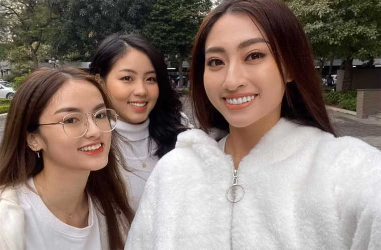 Hà My (trái) chụp ảnh cùng với Hoa hậu Lương Thùy Linh.