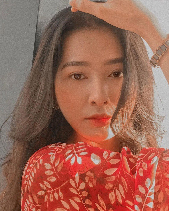 Không chỉ giỏi văn hóa, Ý Nhi còn có năng khiếu thể thao. Người đẹp từng giành 2 HCV môn bơi lội tại Hội khỏe Phù Đổng cấp tỉnh, rất giỏi điền kinh và cầu lông.