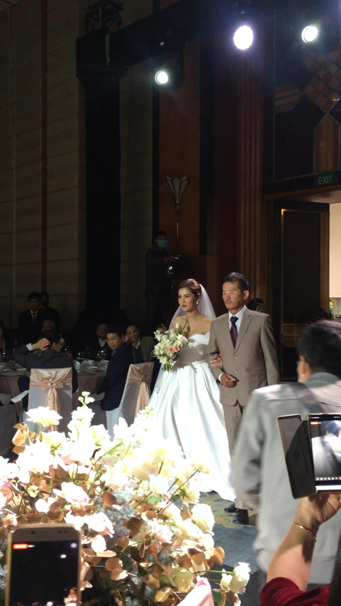 Qua những bức ảnh được một người bạn thân của nữ MC chia sẻ, có thể thấy đám cưới của MC Thu Hoài và ông xã doanh nhân diễn ra trong không gian sang trọng, ấm cúng. FB Hà Linh.