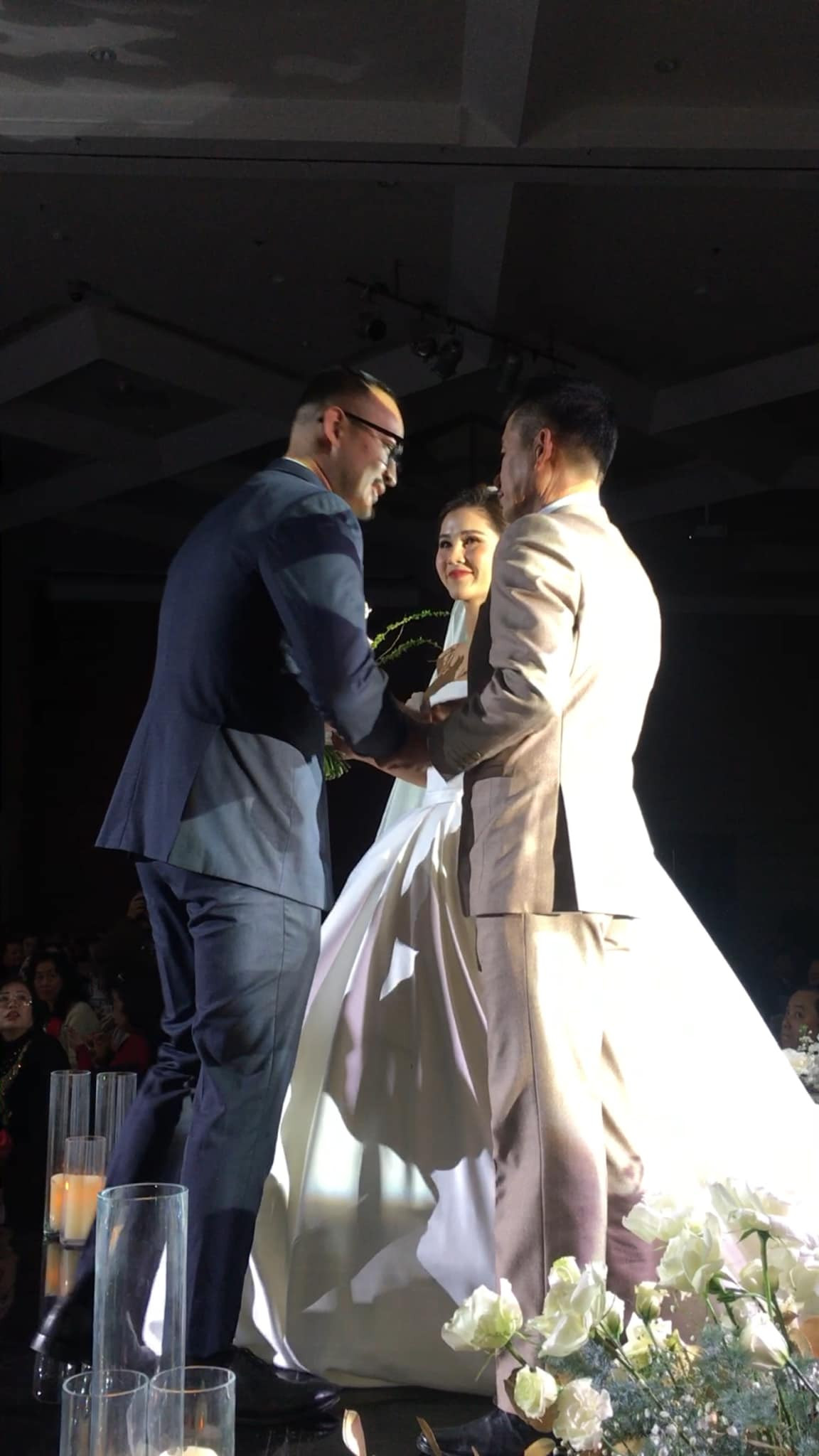 MC Thu Hoài nở nụ cười hạnh phúc trong ngày cưới.