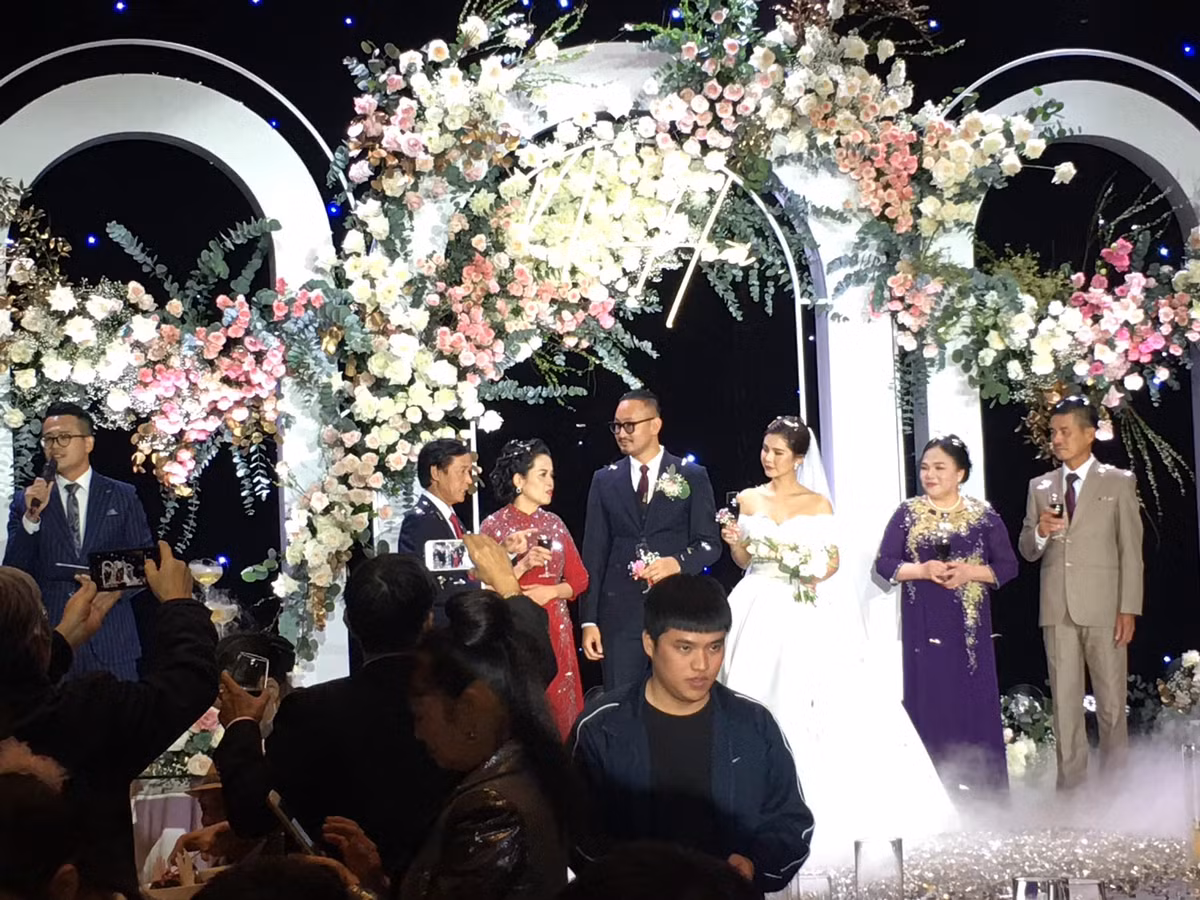 Không gian lễ cưới ấm cúng của cô dâu - chú rể và sự hiện diện của gia đình hai bên.