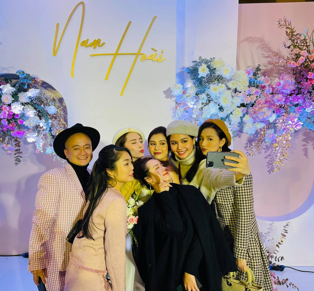 Bạn bè, đồng nghiệp nô nức tới chúc mừng hạnh phúc của MC Thu Hoài và ông xã.