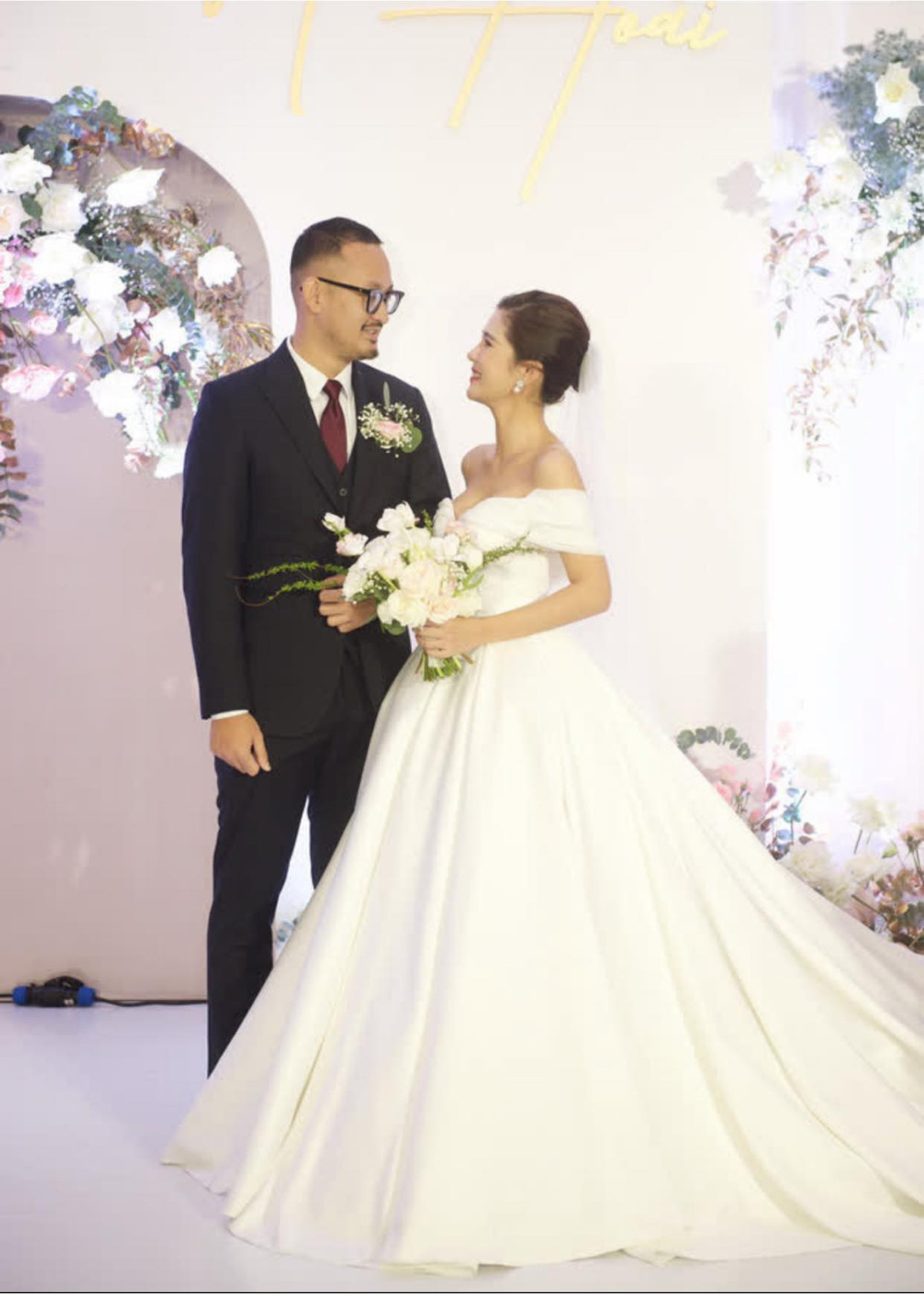 Sau lễ mời cưới hoành tráng ở sân golf vào cuối tháng 11 vừa qua, hôm nay (17/12), đám cưới MC Thu Hoài và doanh nhân Nguyễn Nghiêm Hoàng Nam chính thức diễn ra tại một khách sạn hạng sang ở Hà Nội. Ảnh: FB Bạch Tín.