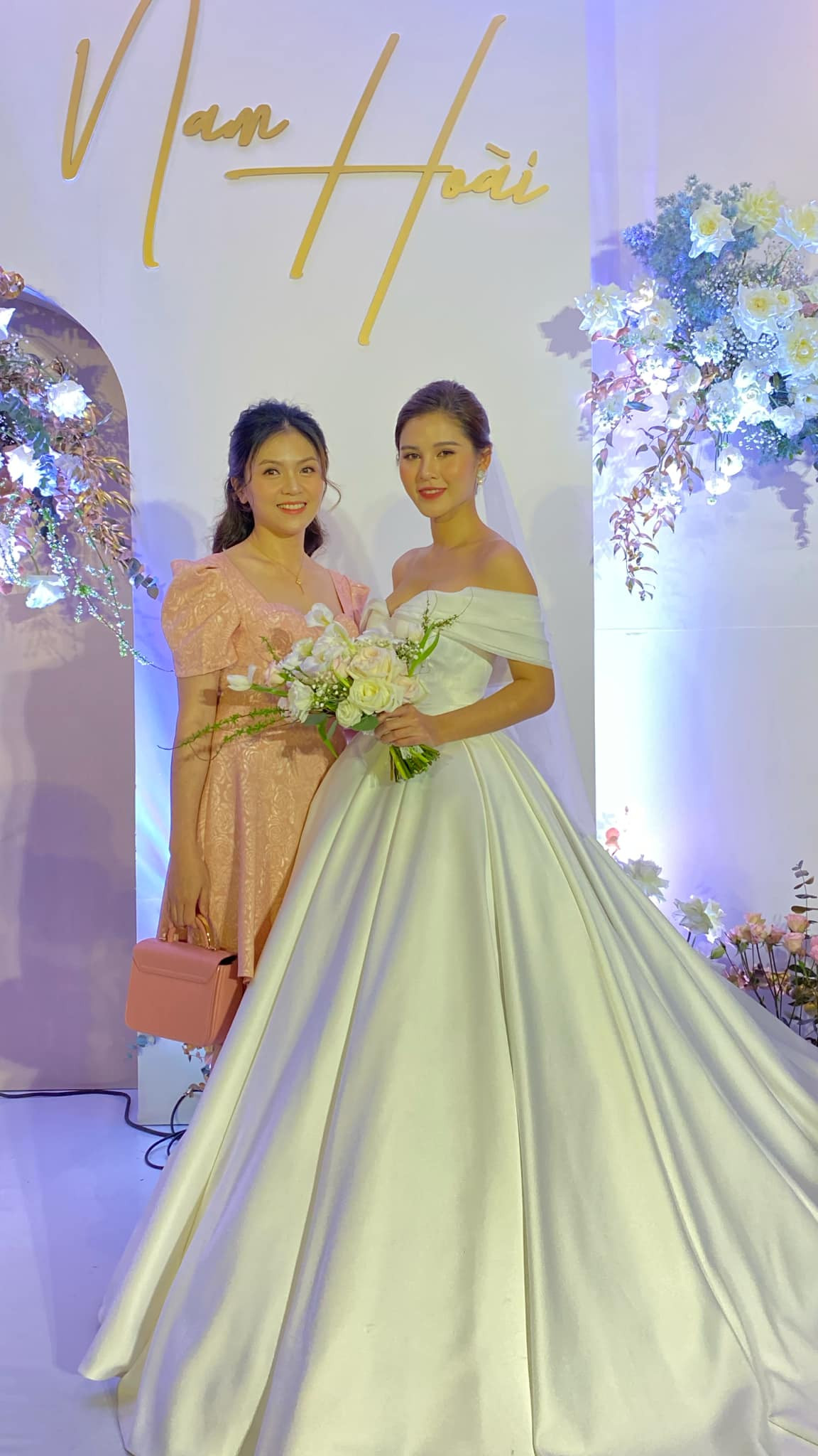 MC Thu Hoài rạng rỡ trong ngày lên xe hoa.