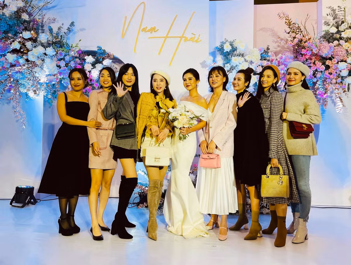 Diễn viên Lã Thanh Huyền chia sẻ: "Nhìn ảnh để biết cô dâu phởn đến độ nào vì lấy được chồng".