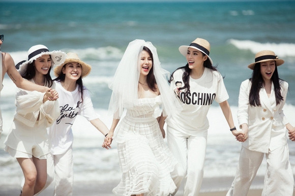 Sự việc "nóng" hơn khi không lâu sau đó Jolie Nguyễn bất ngờ tố bạn thân là Hoa hậu Doanh nhân trong nhóm chị em showbiz "giật người yêu". Dù không chỉ đích danh nhưng dư luận suy đoán người mà Jolie ám chỉ là Lam Cúc.