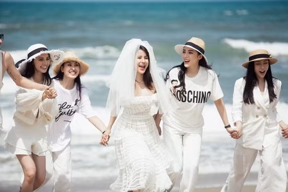 Sự việc "nóng" hơn khi không lâu sau đó Jolie Nguyễn bất ngờ tố bạn thân là Hoa hậu Doanh nhân trong nhóm chị em showbiz "giật người yêu". Dù không chỉ đích danh nhưng dư luận suy đoán người mà Jolie ám chỉ là Lam Cúc.