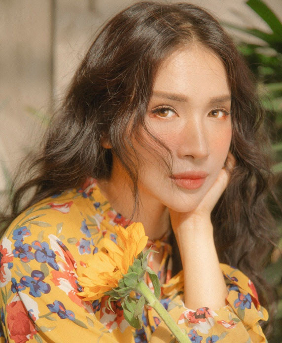 Tuy nhiên, vết bỏng khiến cô khá khó khăn trong sinh hoạt ăn uống hàng ngày và phải hủy nhiều show diễn trong một thời gian.