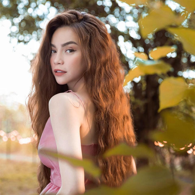 Vết bỏng của Hồ Ngọc Hà là do cô vô tình đụng tay vào máy uốn tóc khi đang làm tóc.