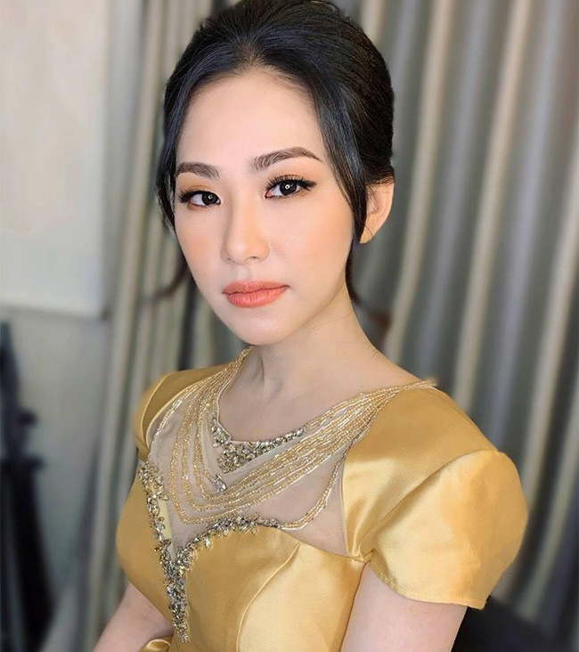 Cả hũ dầu đã rơi vào người Bích Hữu làm cháy chân, tay, mặt. "Lúc đó tôi chỉ có cảm giác cả người bị tê dại đi. Lửa lan vào mặt, lông mi, tóc cũng cháy khét khiến tôi hoảng loạn và kêu cứu thất thanh. Ba mẹ tôi bị mọi người xô ngã nên không hề biết tôi gặp tai nạn. Khi định thần, họ mới đến dập lửa đang cháy trên người tôi", nữ ca sĩ nhớ lại khoảnh khắc kinh hoàng đó.