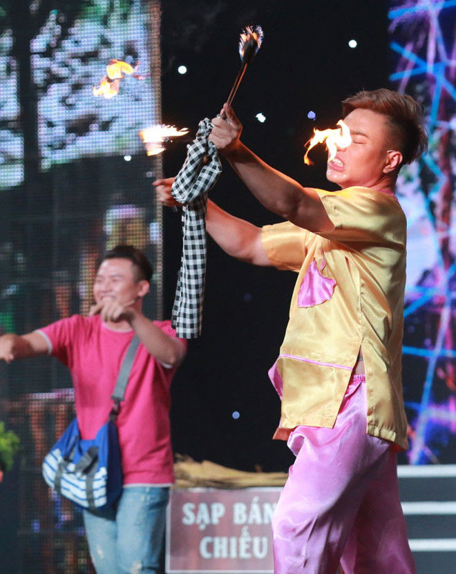 Nam diễn viên hài Lê Dương Bảo Lâm cũng vô tình bị bỏng mũi khi múa lửa giúp đỡ bạn thân Lâm Thắng trên sân khấu Cười xuyên Việt 2017.