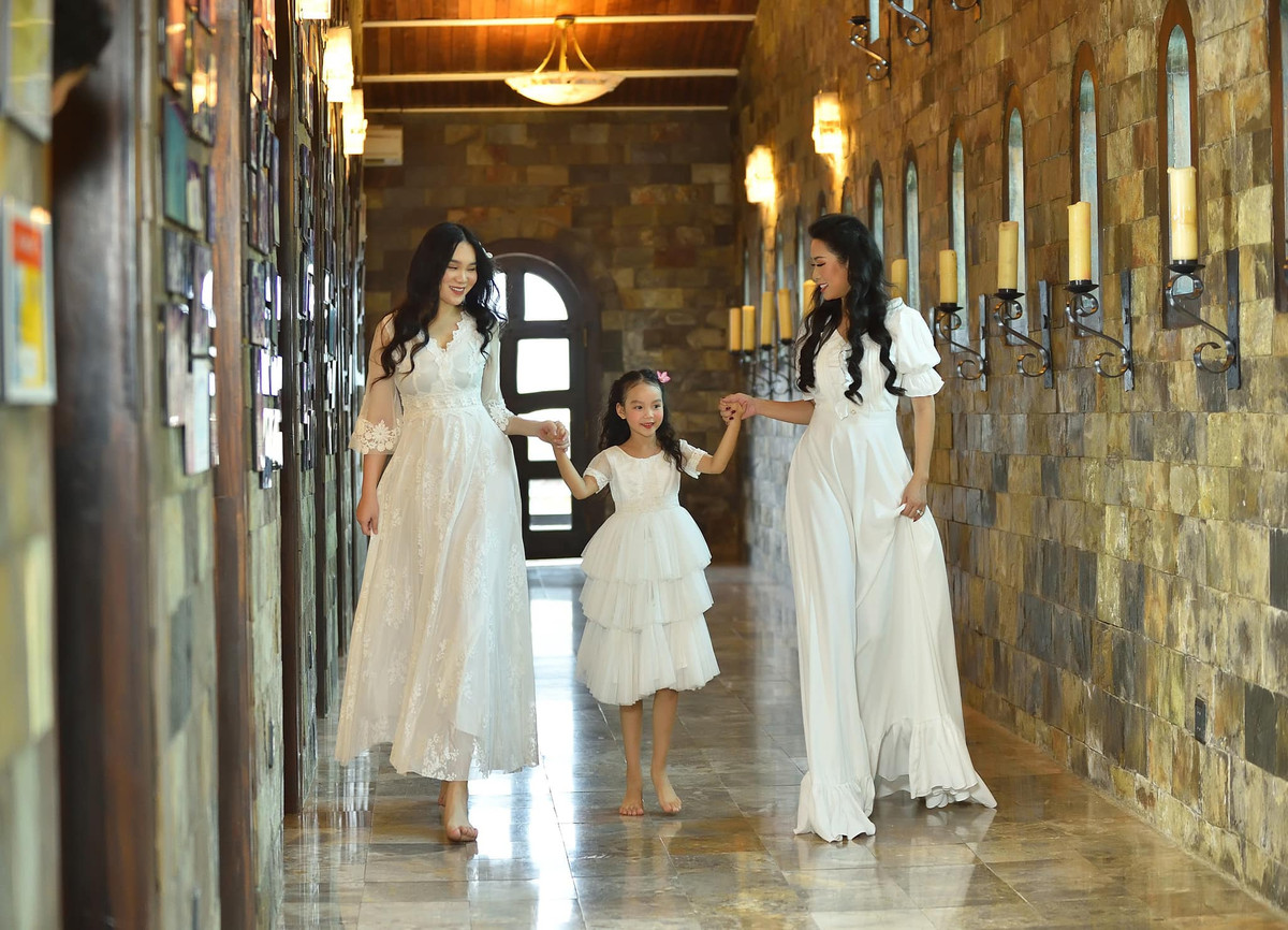 Mới đây, Á hậu Trịnh Kim Chi và ông xã thực hiện bộ ảnh kỷ niệm 20 năm ngày cưới bên hai cô con gái đáng yêu.