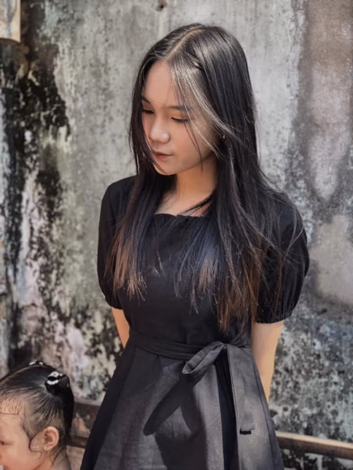 Gương mặt khả gái cùng chiều cao ấn tượng, con gái 18 tuổi của Á hậu Kim Chi được khuyên tham gia cuộc thi nhan sắc trong tương lai.