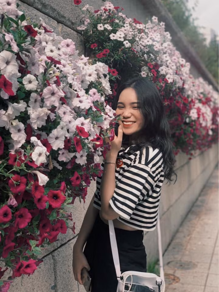 Con gái Trịnh Kim Chi được thừa hưởng nhiều nét đẹp từ mẹ, từ gương mặt thanh tú và nụ cười rạng rỡ tới chiều cao nổi bật.