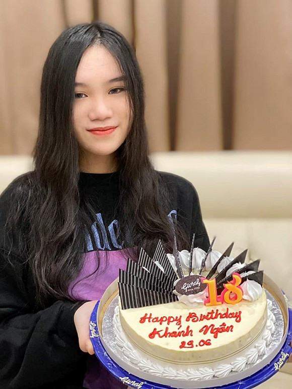 Khánh Ngân rạng rỡ đón sinh nhật tuổi 18 hồi cuối tháng 9 vừa qua.