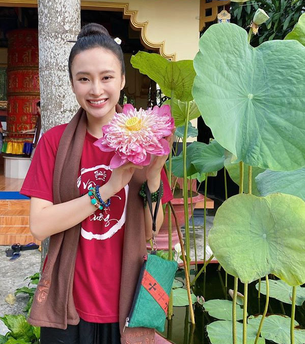 Ngoài tích cực tham gia các hoạt động thiện nguyện, nữ diễn viên 25 tuổi còn nguyện ăn chay trọn đời, tạm dừng các hoạt động giải trí.