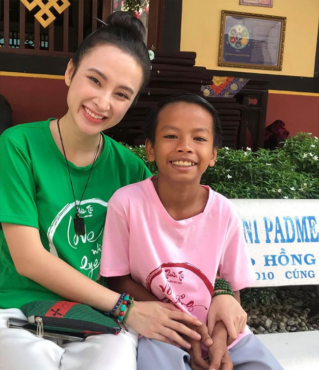 Suy nghĩ, lối sống thay đổi, trên Facebook cá nhân của người đẹp thị phi ngày nào giờ chỉ thấy đăng ảnh, bài liên quan tới Phật pháp.