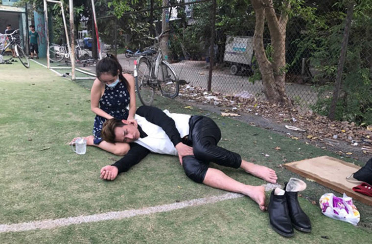 Nam ca sĩ Chu Bin bị choáng và ngã gục tại phim trường quay MV "Giả vờ nhưng anh thương em" khi phải làm việc dưới cái nắng nóng nhiều giờ liền.