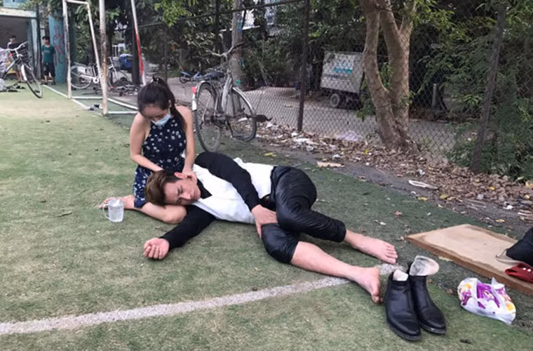 Nam ca sĩ Chu Bin bị choáng và ngã gục tại phim trường quay MV "Giả vờ nhưng anh thương em" khi phải làm việc dưới cái nắng nóng nhiều giờ liền.