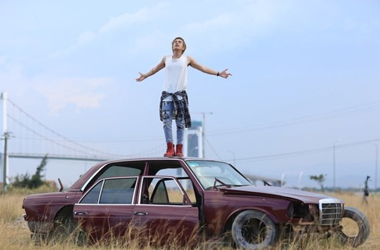 Nam ca sĩ Lou Hoàng cũng bị ngất xỉu khi quay MV "Đếm ngày xa em" dưới cái nắng gay gắt 40 độ của Đà Nẵng.