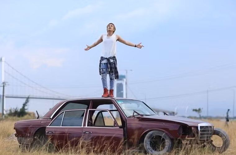 Nam ca sĩ Lou Hoàng cũng bị ngất xỉu khi quay MV "Đếm ngày xa em" dưới cái nắng gay gắt 40 độ của Đà Nẵng.