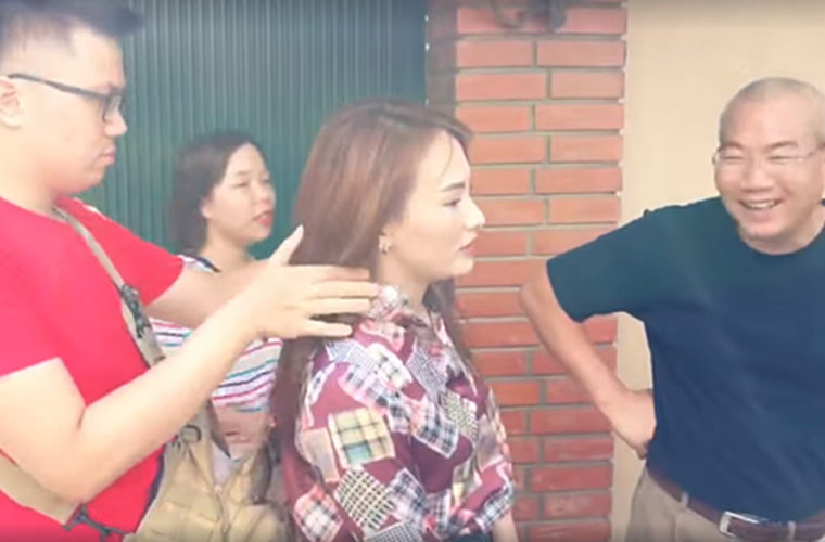 Bảo Thanh cũng mướt mải mồ hồi vì những phân cảnh dưới nắng nóng đến mức cô phải than: “Quần áo ướt sũng, tụt cả 'áp suất'".