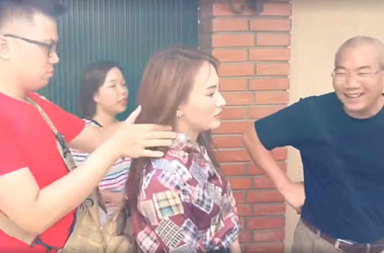 Bảo Thanh cũng mướt mải mồ hồi vì những phân cảnh dưới nắng nóng đến mức cô phải than: “Quần áo ướt sũng, tụt cả 'áp suất'".