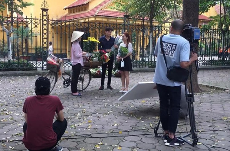 Thời tiết nắng nóng gay gắt khiến nhiều sao Việt gặp khó khi quay phim giữa trời nắng. Năm ngoái, ê-kíp "Về nhà đi con" phải nghỉ hai ngày quay vì nhiệt độ ngoài trời luôn ở mức 40 độ C.