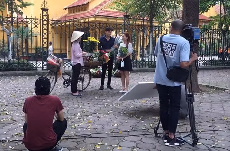 Thời tiết nắng nóng gay gắt khiến nhiều sao Việt gặp khó khi quay phim giữa trời nắng. Năm ngoái, ê-kíp "Về nhà đi con" phải nghỉ hai ngày quay vì nhiệt độ ngoài trời luôn ở mức 40 độ C.