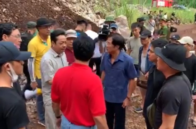 Đoàn làm phim "Sinh tử" cũng phải chịu cái nắng nóng đỉnh điểm ở miền Bắc có hôm lên tới 50 độ C. Theo chia sẻ của đạo diễn Khải Hưng, ngồi 50 phút mà chỉ quay được đúng 3 đoạn thoại, các diễn viên mướt mải mồ hôi nên mặt vừa trang điểm đã trôi hết phấn, do đó tiến độ phim bị chậm.