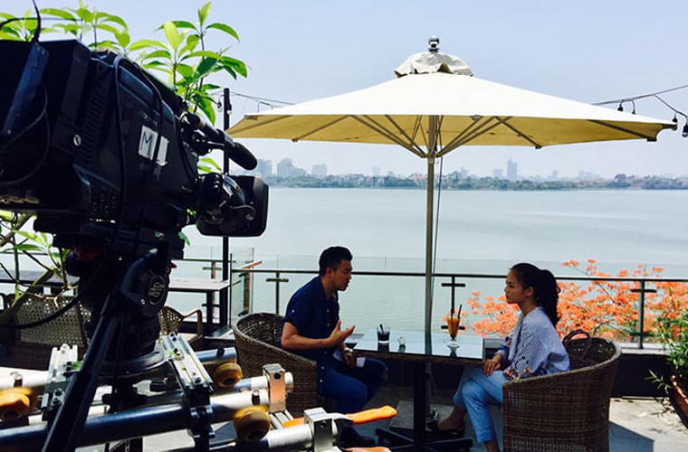 Thu Quỳnh (Huệ) có một cảnh quay với Tuấn Tú (Quốc) ở quán cà phê ven Hồ Tây ngay lúc giữa trưa từ 10-12h. Cái nắng nóng của mùa hè khiến Thu Quỳnh chỉ muốn “sập nguồn”.