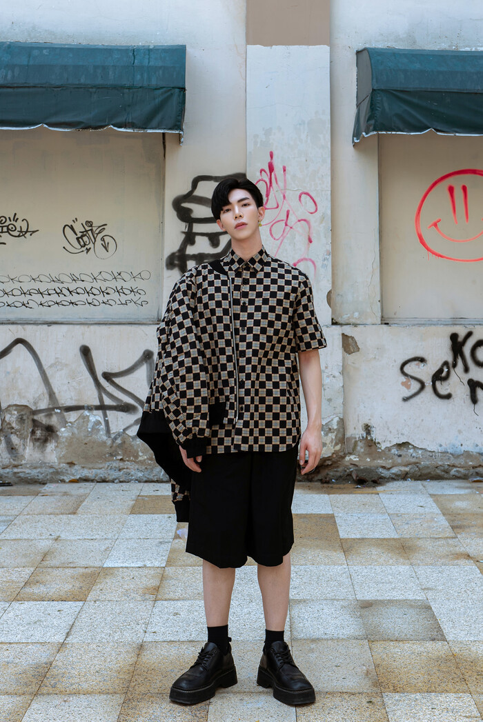 Erik từng chia sẻ trong một bài phỏng vấn trên Zing: "Với việc đi diễn, chắc chắn tôi cũng kiếm ngang ngửa anh Phúc, chị Hòa".