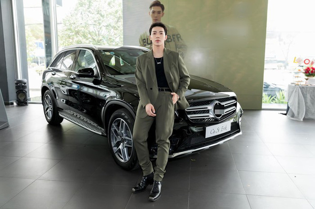 Erik tự sắm được xế hộp hạng sang cho riêng mình. Em út của gia đình "Hoa dâm bụt" mỗi tháng còn gửi tiền về cho gia đình.