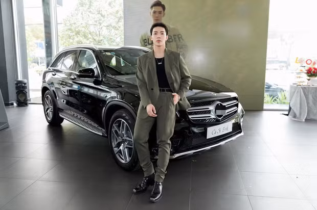 Erik tự sắm được xế hộp hạng sang cho riêng mình. Em út của gia đình "Hoa dâm bụt" mỗi tháng còn gửi tiền về cho gia đình.