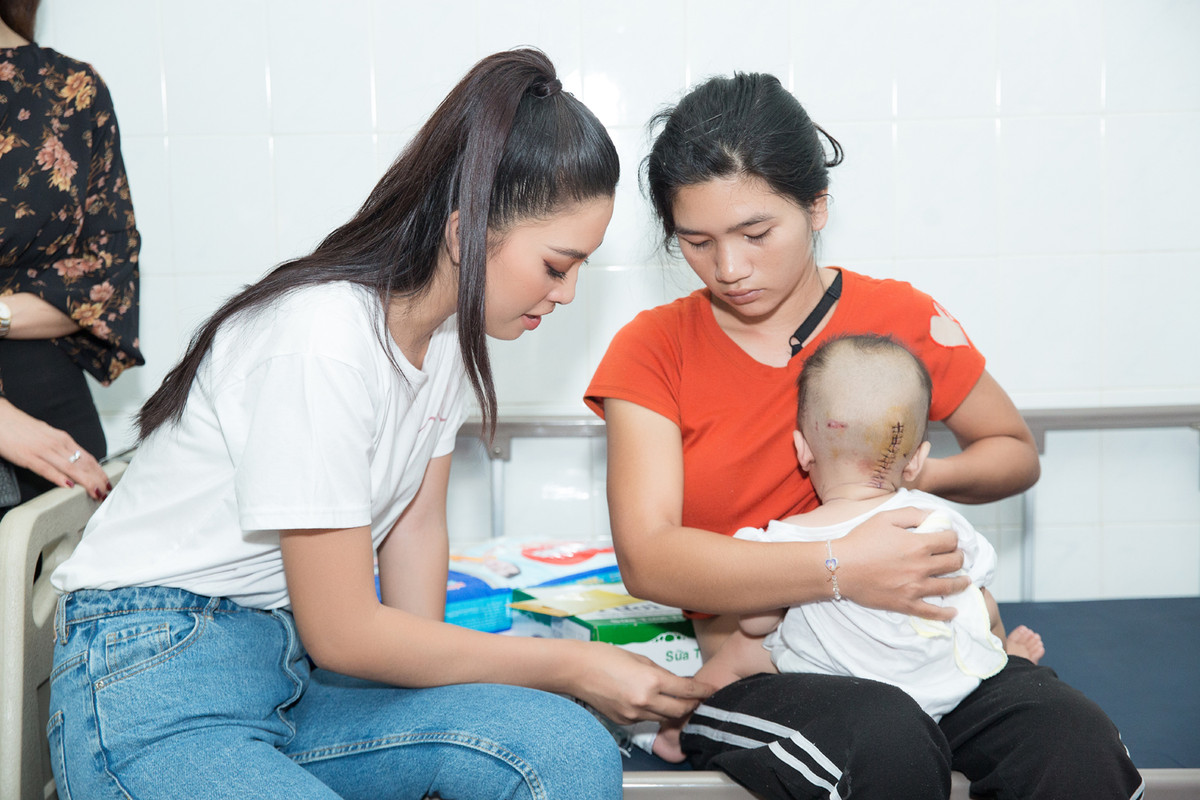 Hoa hậu Tiểu Vy rất tích cực tham gia các hoạt động từ thiện, xã hội.