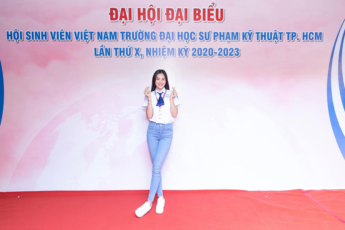 Tháng 7 vừa qua, Hoa hậu Tiểu Vy bày tỏ niềm tự hào khi trở thành Đại biểu chính thức của Đại hội Đại biểu HSVVN TPHCM. Cô gửi lời cảm ơn tới BGH nhà trường và thầy cô đã luôn tạo điều kiện cho Vy có cơ hội tham gia các hoạt động như thế này.
